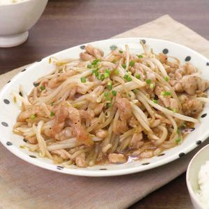 「豚ロースともやしの甘辛ごま炒め」のレシピ動画